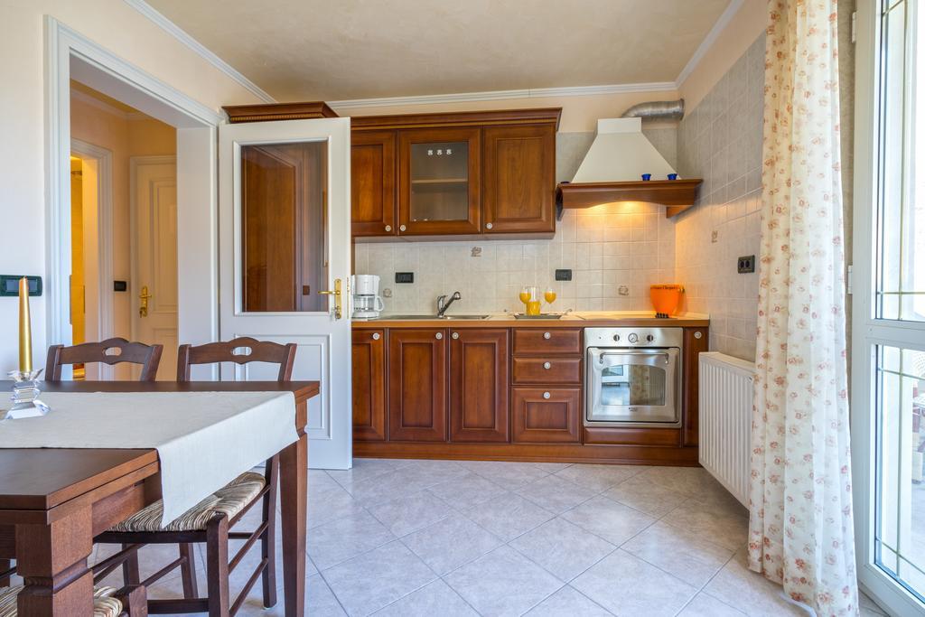 Apartments Anna Omiš Rom bilde